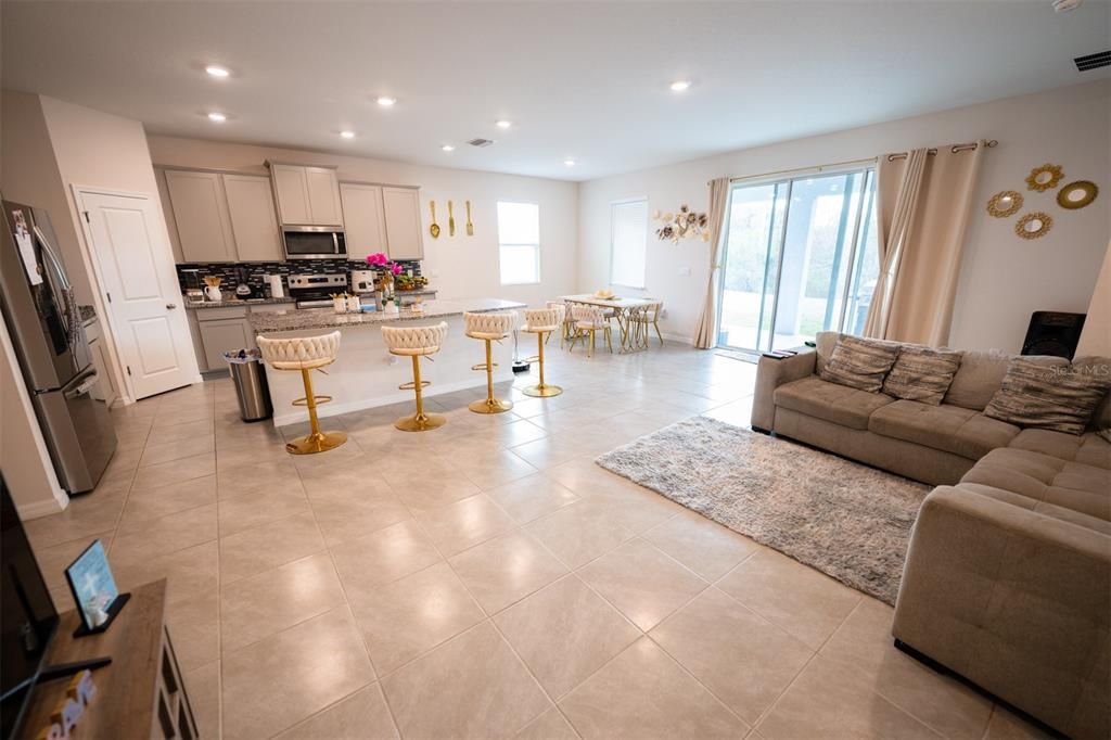 En Venta: $385,000 (4 camas, 2 baños, 2035 Pies cuadrados)