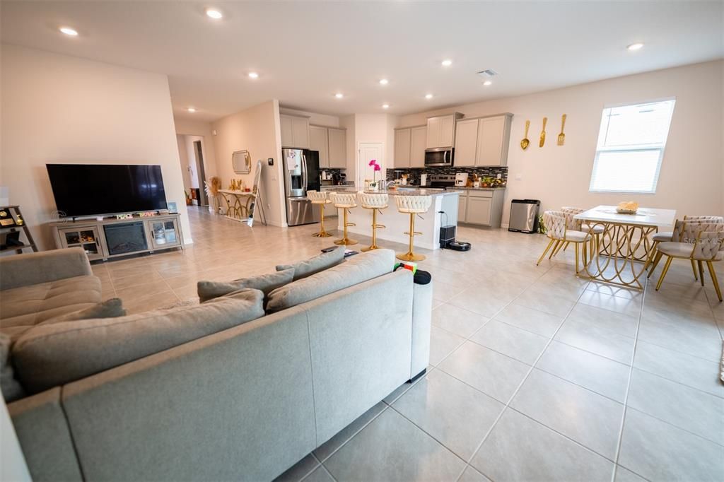 En Venta: $385,000 (4 camas, 2 baños, 2035 Pies cuadrados)