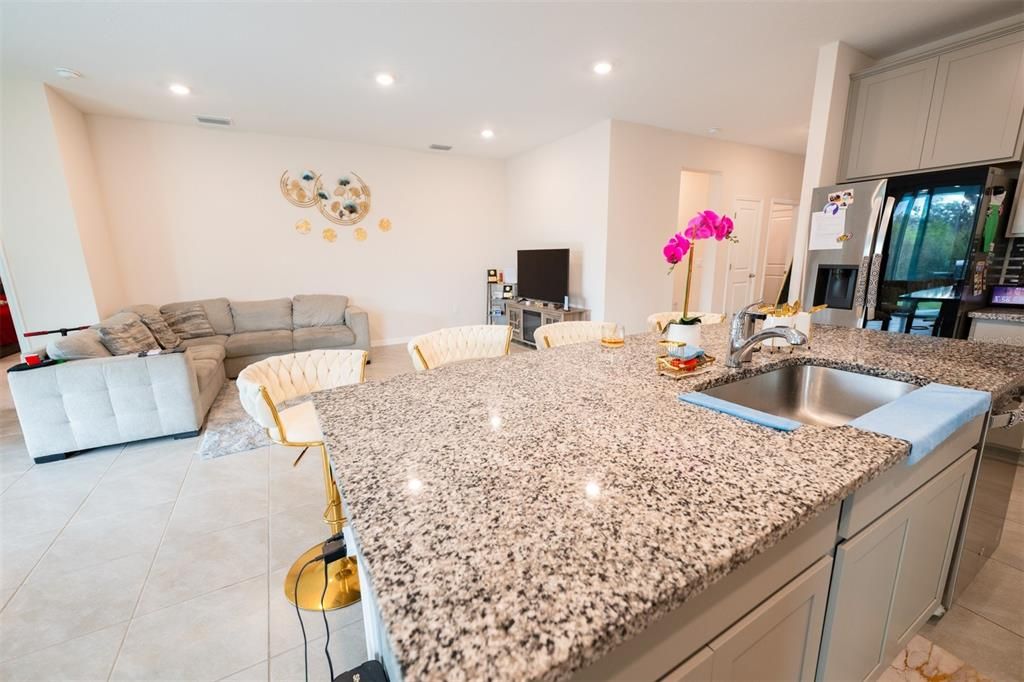 En Venta: $385,000 (4 camas, 2 baños, 2035 Pies cuadrados)