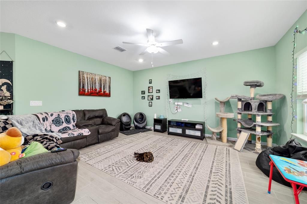 Active With Contract: $235,000 (3 beds, 2 baths, 1548 Square Feet)
