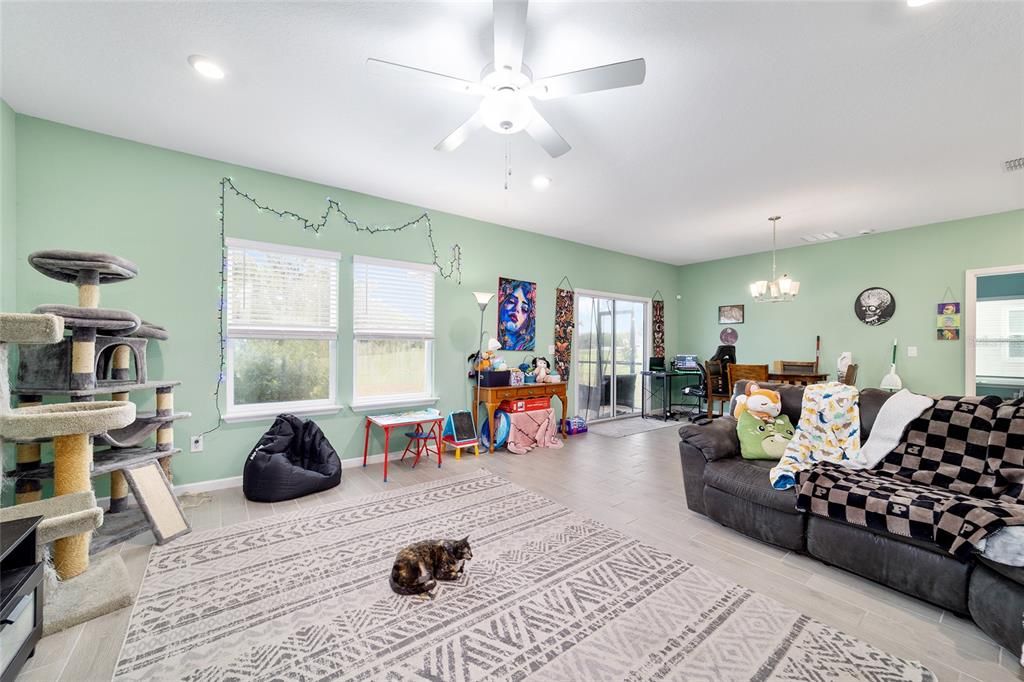 Active With Contract: $235,000 (3 beds, 2 baths, 1548 Square Feet)