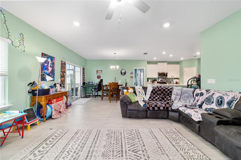 Active With Contract: $235,000 (3 beds, 2 baths, 1548 Square Feet)