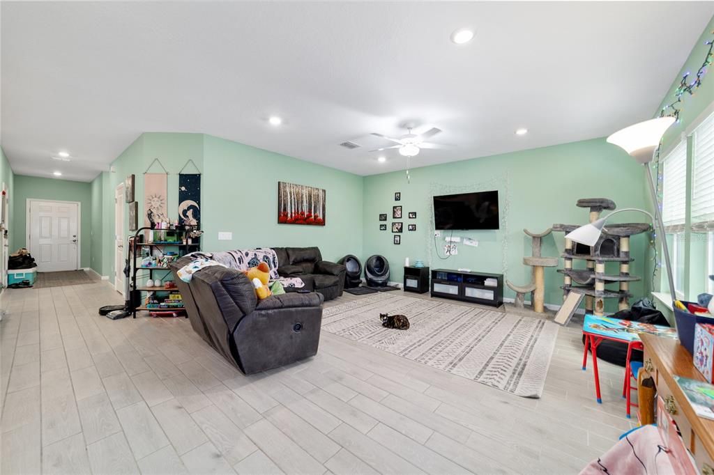 Active With Contract: $235,000 (3 beds, 2 baths, 1548 Square Feet)