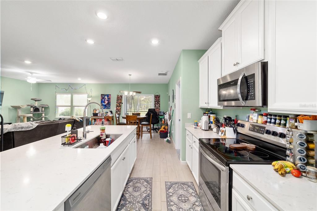 Active With Contract: $235,000 (3 beds, 2 baths, 1548 Square Feet)