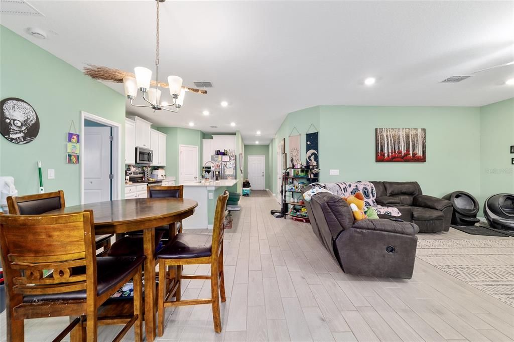 Active With Contract: $235,000 (3 beds, 2 baths, 1548 Square Feet)