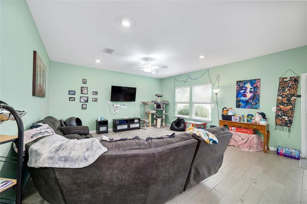 Active With Contract: $235,000 (3 beds, 2 baths, 1548 Square Feet)