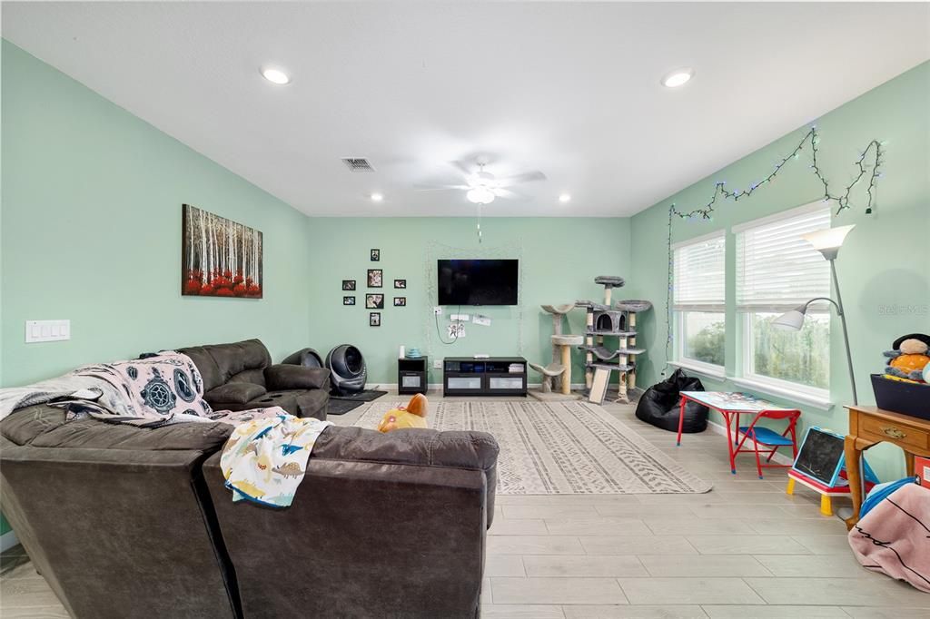 Active With Contract: $235,000 (3 beds, 2 baths, 1548 Square Feet)