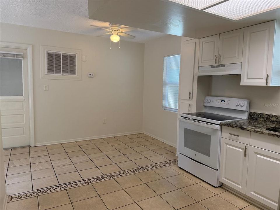 出租: $1,600 (2 贝兹, 1 浴室, 792 平方英尺)