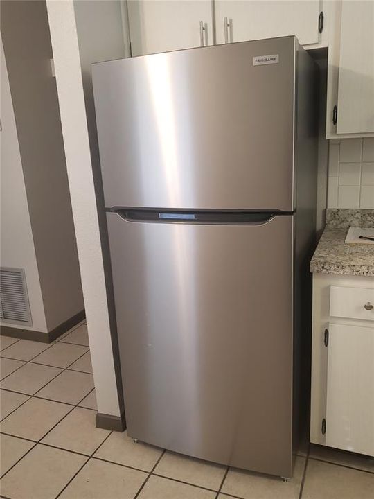 For Rent: $1,200 (2 beds, 1 baths, 976 Square Feet)