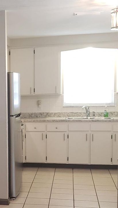 For Rent: $1,200 (2 beds, 1 baths, 976 Square Feet)