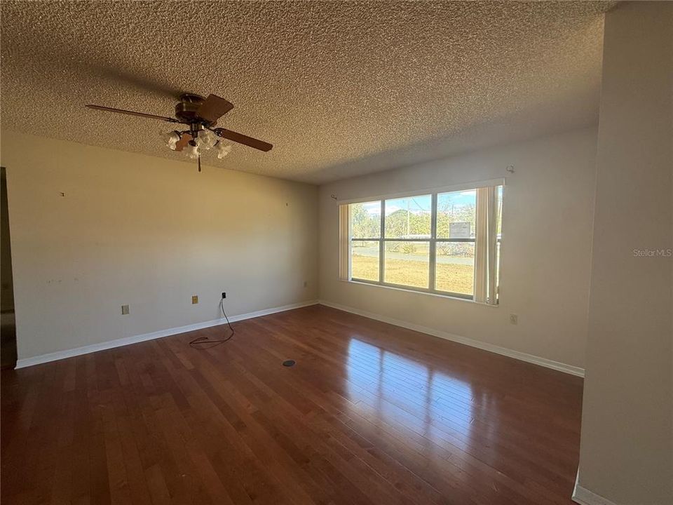 Active With Contract: $269,900 (3 beds, 3 baths, 2316 Square Feet)