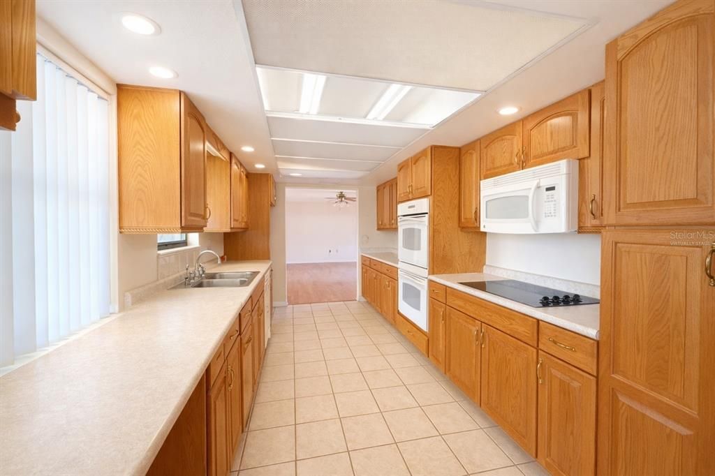 Active With Contract: $269,900 (3 beds, 3 baths, 2316 Square Feet)