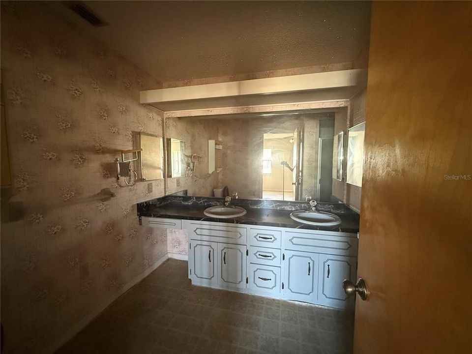 Active With Contract: $269,900 (3 beds, 3 baths, 2316 Square Feet)