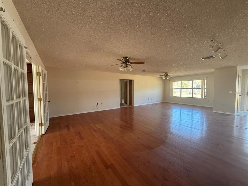 Active With Contract: $269,900 (3 beds, 3 baths, 2316 Square Feet)