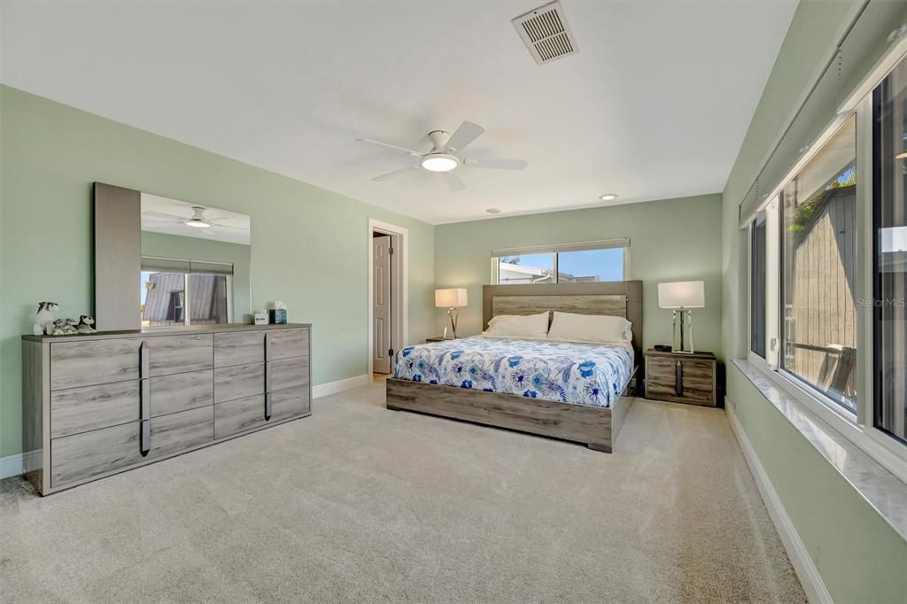 Active With Contract: $915,000 (3 beds, 3 baths, 2468 Square Feet)