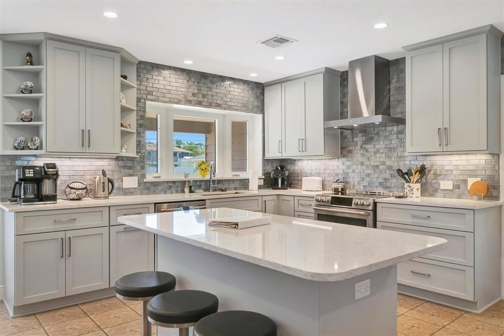 Active With Contract: $915,000 (3 beds, 3 baths, 2468 Square Feet)