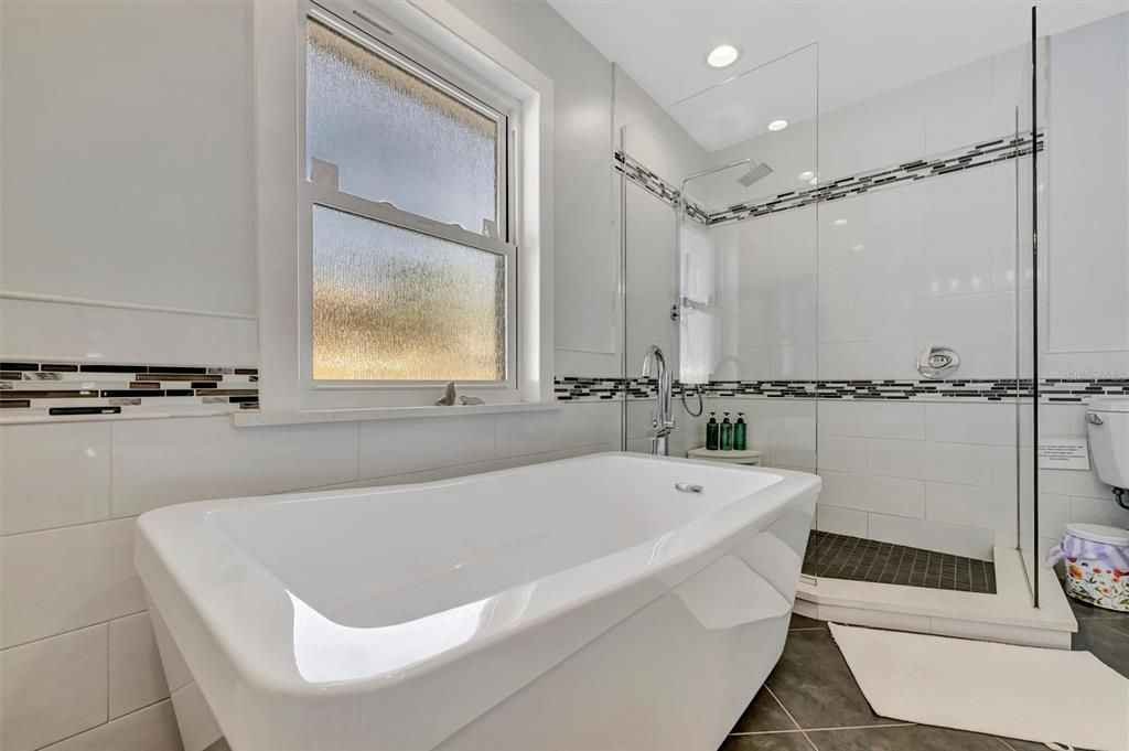 Active With Contract: $915,000 (3 beds, 3 baths, 2468 Square Feet)