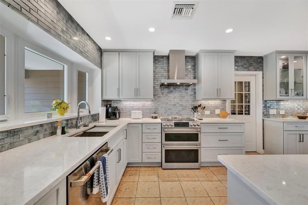 Active With Contract: $915,000 (3 beds, 3 baths, 2468 Square Feet)