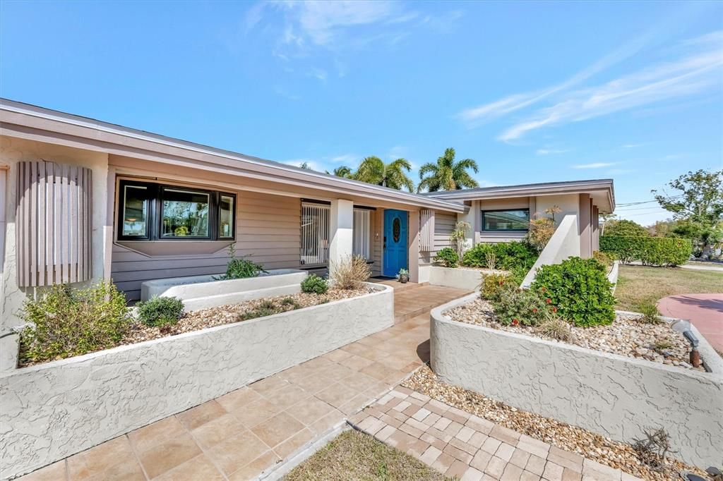 Active With Contract: $915,000 (3 beds, 3 baths, 2468 Square Feet)