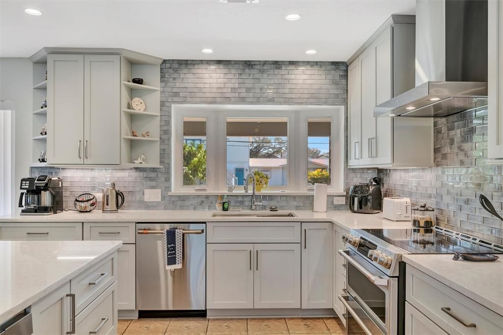 Active With Contract: $915,000 (3 beds, 3 baths, 2468 Square Feet)