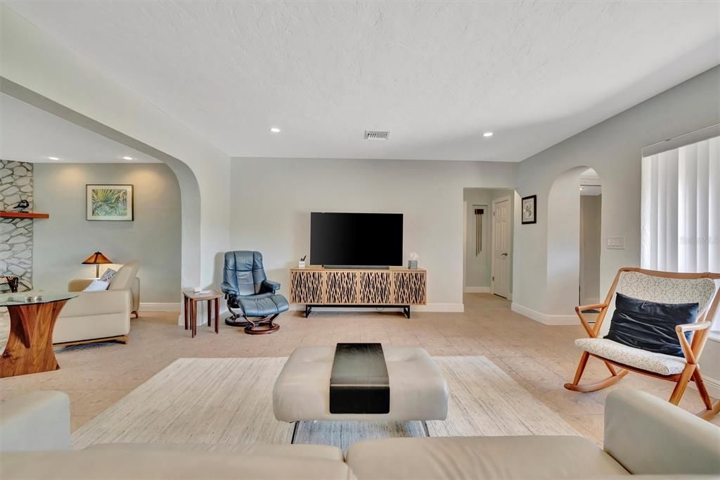Active With Contract: $915,000 (3 beds, 3 baths, 2468 Square Feet)