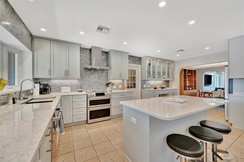 Active With Contract: $915,000 (3 beds, 3 baths, 2468 Square Feet)