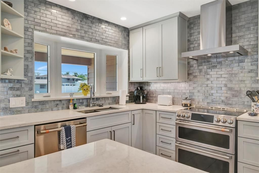 Active With Contract: $915,000 (3 beds, 3 baths, 2468 Square Feet)