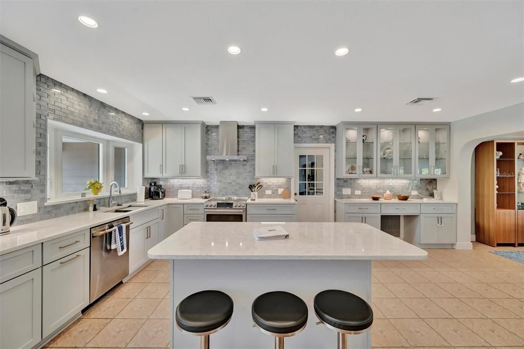 Active With Contract: $915,000 (3 beds, 3 baths, 2468 Square Feet)