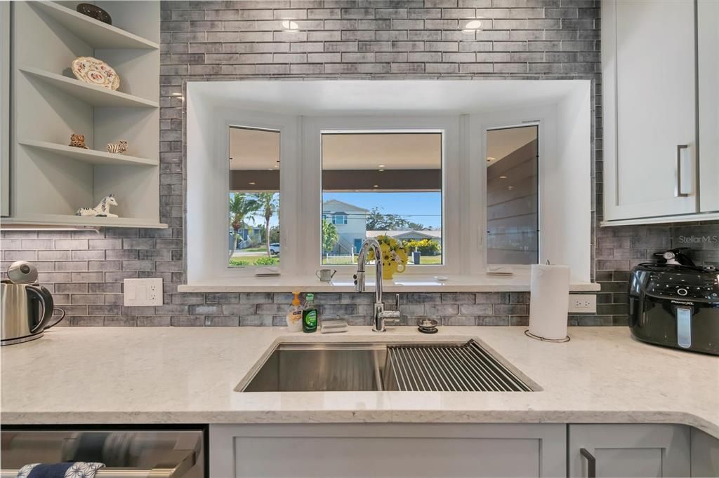 Active With Contract: $915,000 (3 beds, 3 baths, 2468 Square Feet)