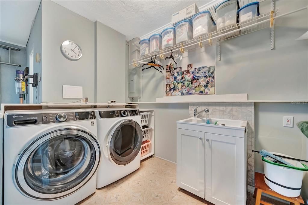 Active With Contract: $915,000 (3 beds, 3 baths, 2468 Square Feet)