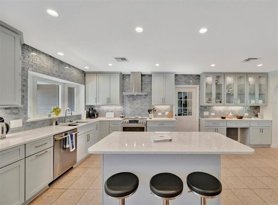 Active With Contract: $915,000 (3 beds, 3 baths, 2468 Square Feet)