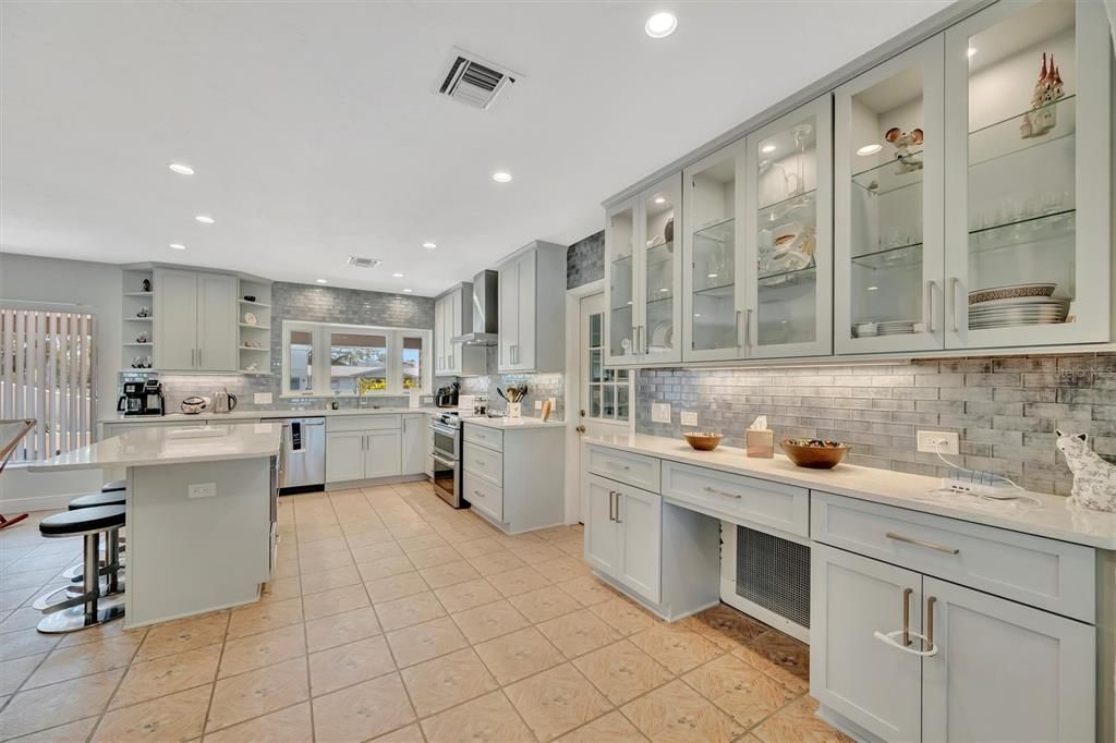 Active With Contract: $915,000 (3 beds, 3 baths, 2468 Square Feet)