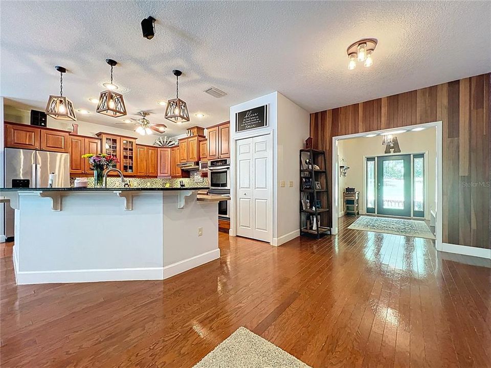 Activo con contrato: $799,900 (4 camas, 3 baños, 3018 Pies cuadrados)