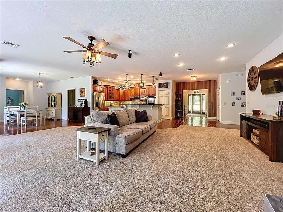 Activo con contrato: $799,900 (4 camas, 3 baños, 3018 Pies cuadrados)