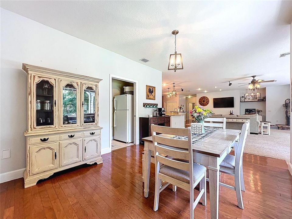 Activo con contrato: $799,900 (4 camas, 3 baños, 3018 Pies cuadrados)