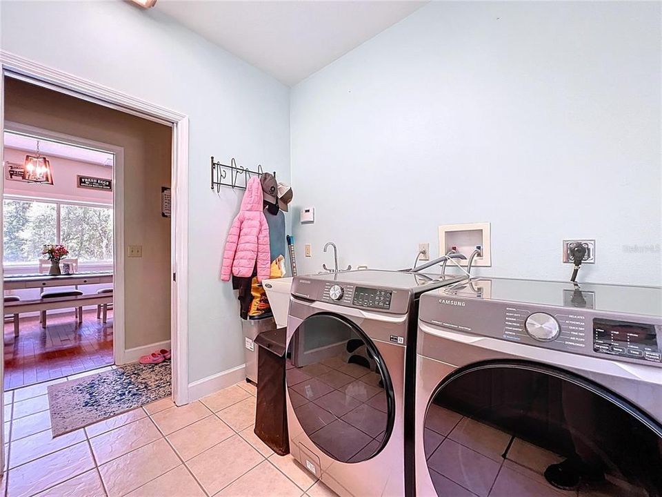 Activo con contrato: $799,900 (4 camas, 3 baños, 3018 Pies cuadrados)