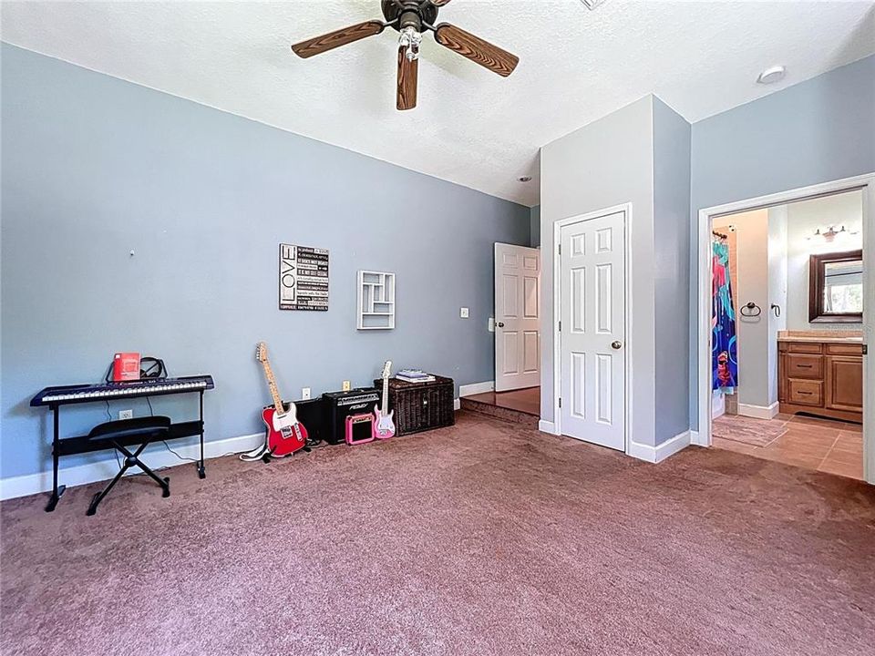 Activo con contrato: $799,900 (4 camas, 3 baños, 3018 Pies cuadrados)