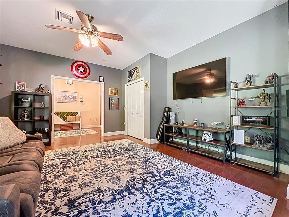 Activo con contrato: $799,900 (4 camas, 3 baños, 3018 Pies cuadrados)