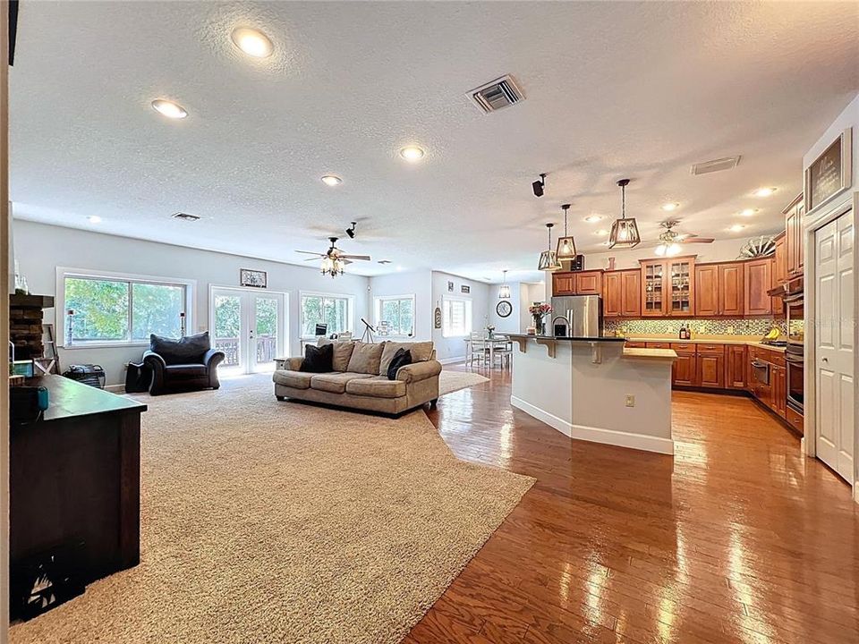 Activo con contrato: $799,900 (4 camas, 3 baños, 3018 Pies cuadrados)