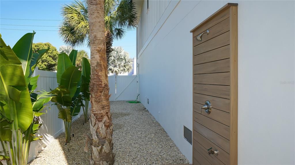 For Sale: $3,550,000 (4 beds, 4 baths, 2950 Square Feet)