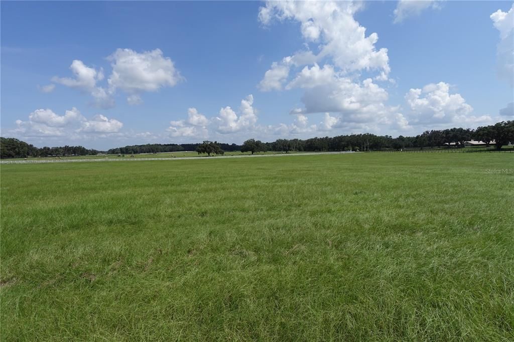 На продажу: $3,350,000 (67.02 acres)