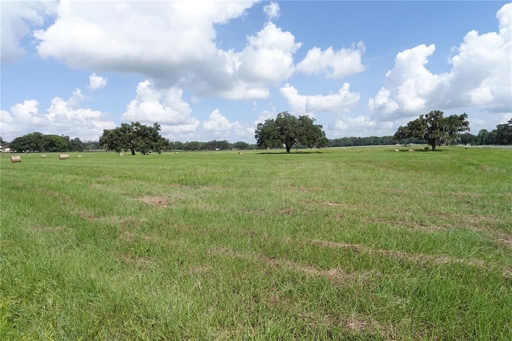 На продажу: $3,350,000 (67.02 acres)