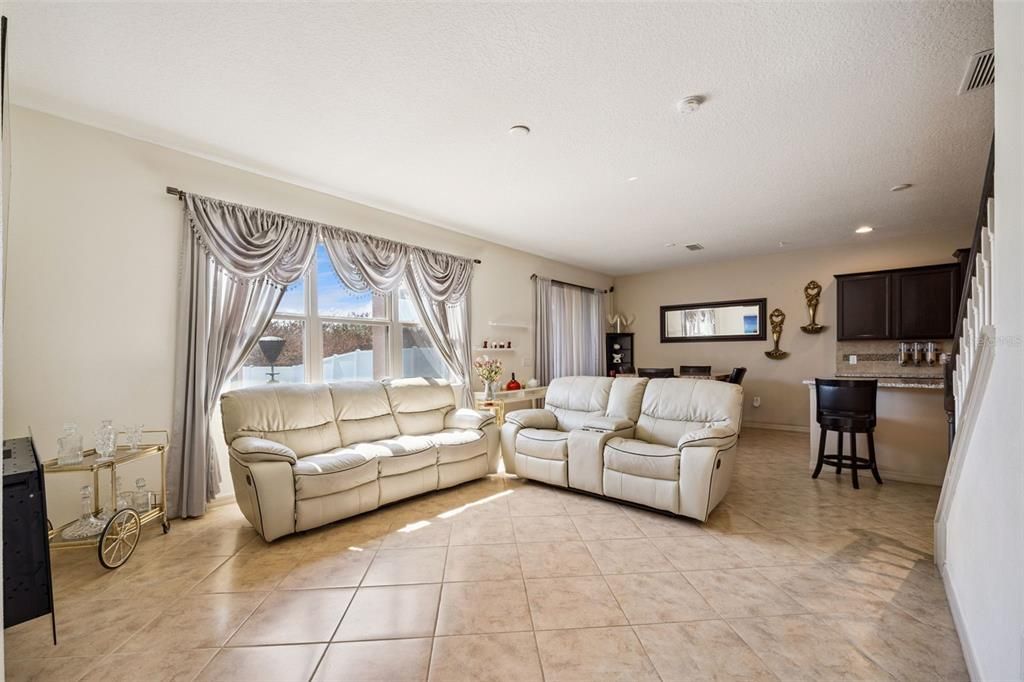 На продажу: $389,900 (5 спален, 3 ванн, 2693 Квадратных фут)