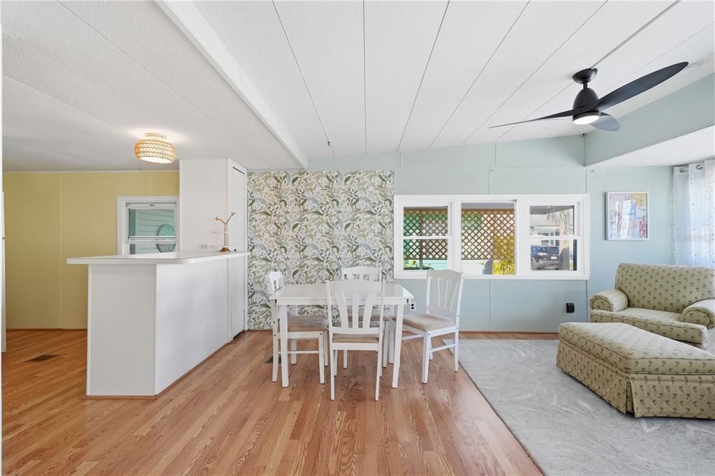 Active With Contract: $115,000 (2 beds, 1 baths, 814 Square Feet)