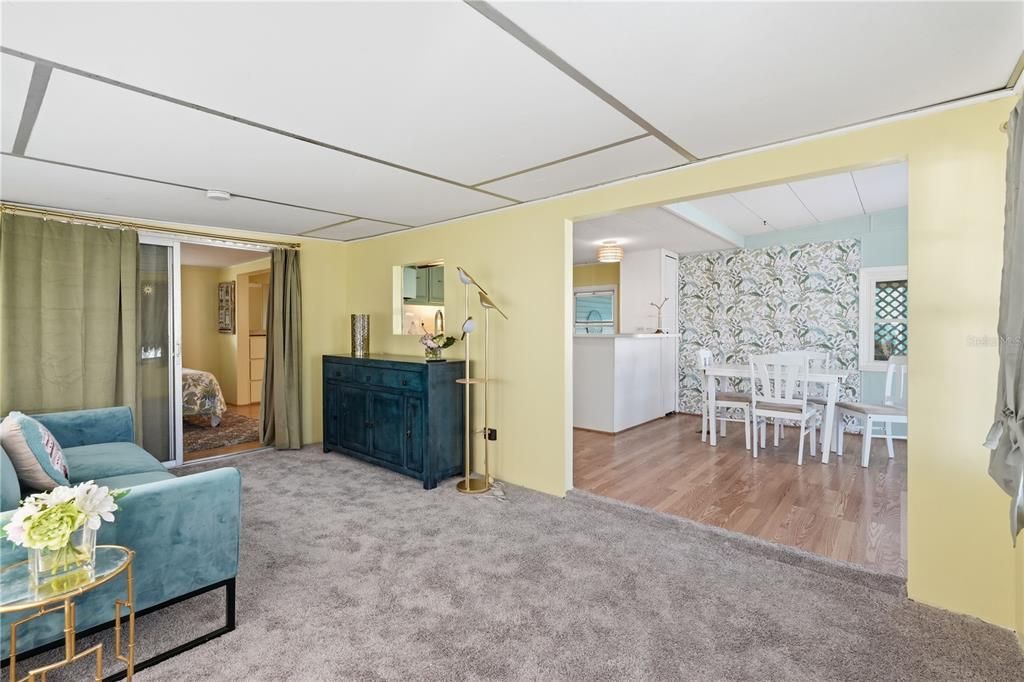 Active With Contract: $115,000 (2 beds, 1 baths, 814 Square Feet)