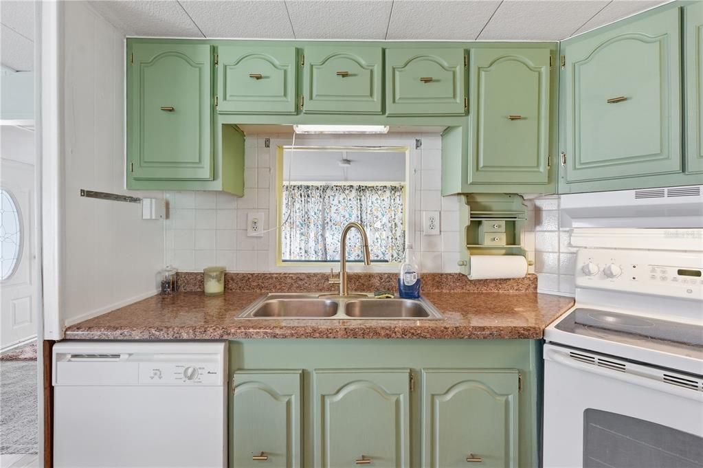 Active With Contract: $115,000 (2 beds, 1 baths, 814 Square Feet)