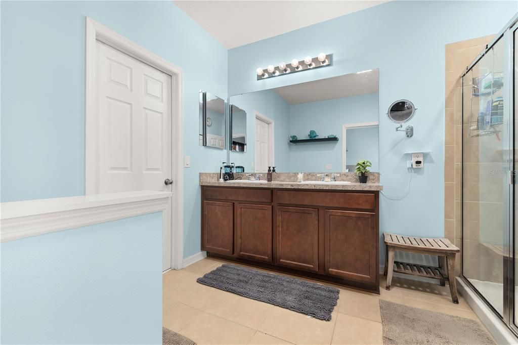 For Sale: $749,000 (5 beds, 3 baths, 2564 Square Feet)