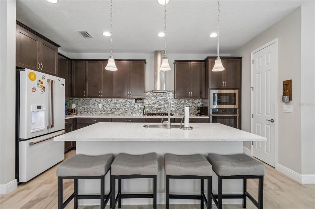 Activo con contrato: $445,500 (4 camas, 2 baños, 2089 Pies cuadrados)