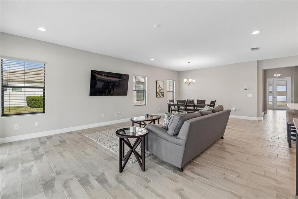 Activo con contrato: $445,500 (4 camas, 2 baños, 2089 Pies cuadrados)