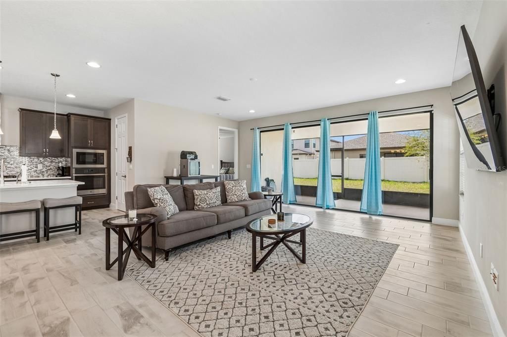 Activo con contrato: $445,500 (4 camas, 2 baños, 2089 Pies cuadrados)